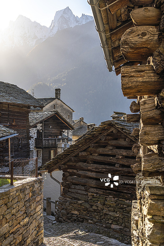 瑞士索格里奥村庄的秋日日出图片素材