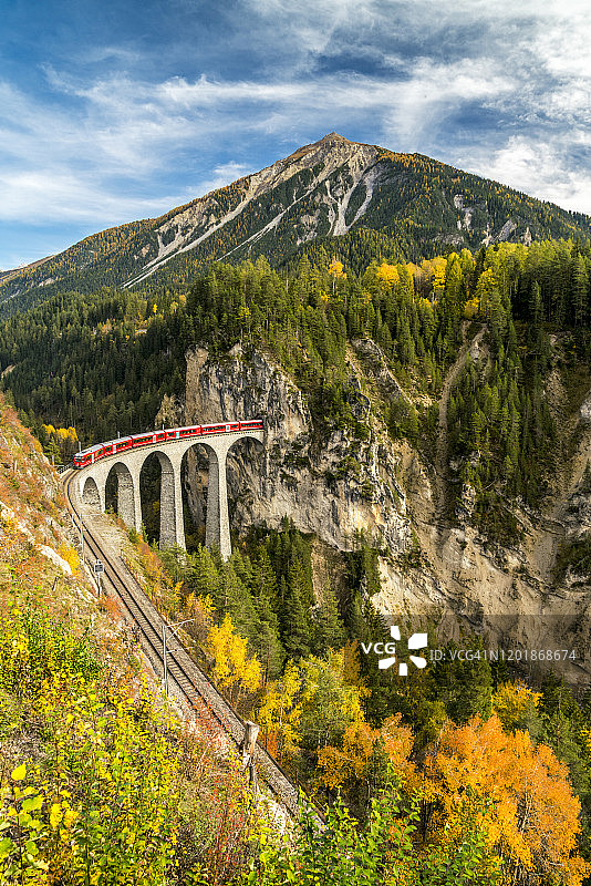 瑞士朗瓦瑟高架桥上的伯尔尼纳快车图片素材