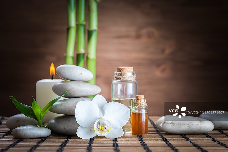 禅意平衡石、兰花和竹子图片素材
