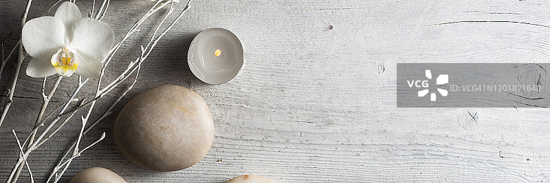 SPA精油、白色禅意平衡石和兰花俯视图图片素材