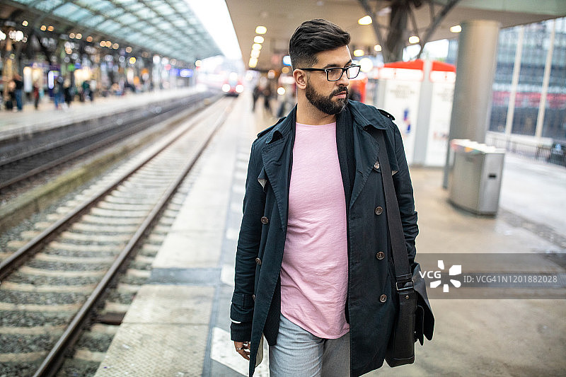 走在火车站站台上的男人图片素材