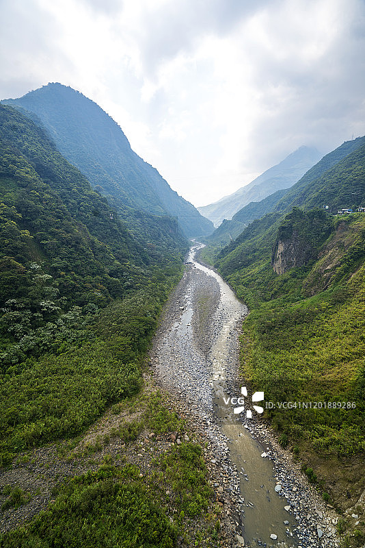 厄瓜多尔新娘面纱瀑布附近的蜿蜒帕斯塔萨河景观图片素材