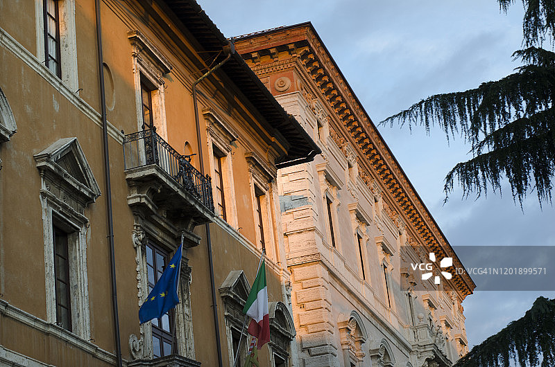 意大利佩鲁贾政府大楼上的意大利国旗图片素材
