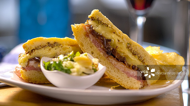 火腿奶酪无花果酱佛卡夏三明治图片素材