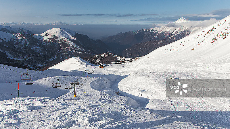 蓝天下的雪山美景图片素材