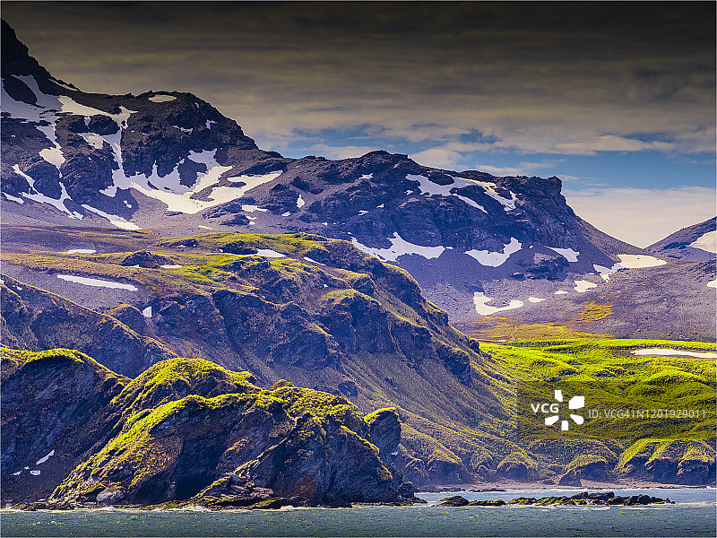 南乔治亚岛南大西洋的金色海湾景色，远处群山和壮丽景色图片素材