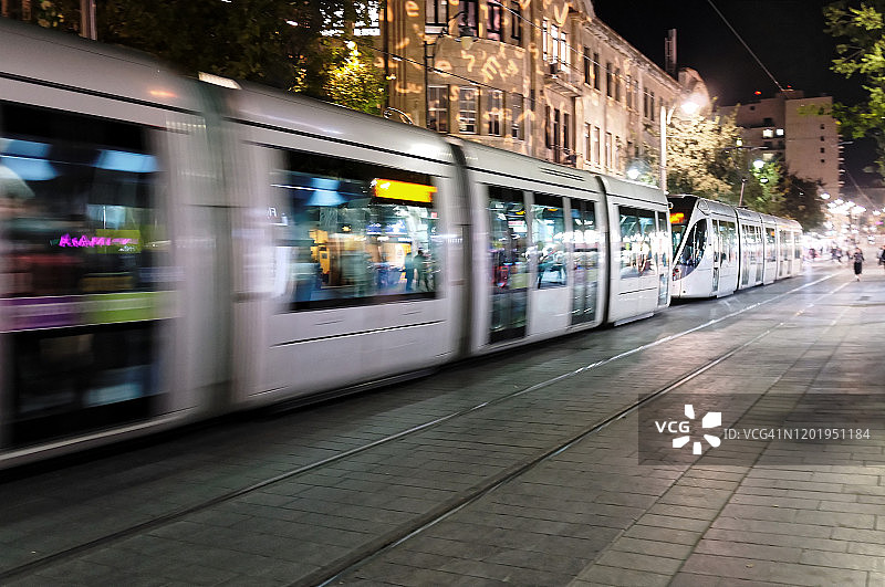 耶路撒冷雅法路上轻轨的递减透视，夜景图片素材