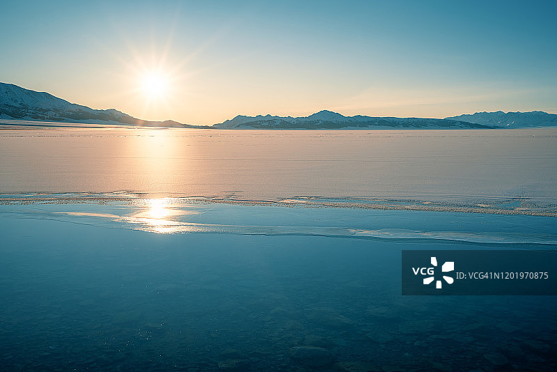 冬日冰封湖面上的日出图片素材