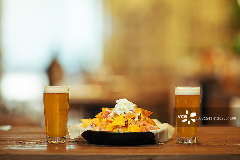 两杯啤酒配玉米片图片素材