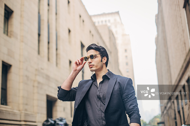 身穿黑色西装的帅气男人图片素材