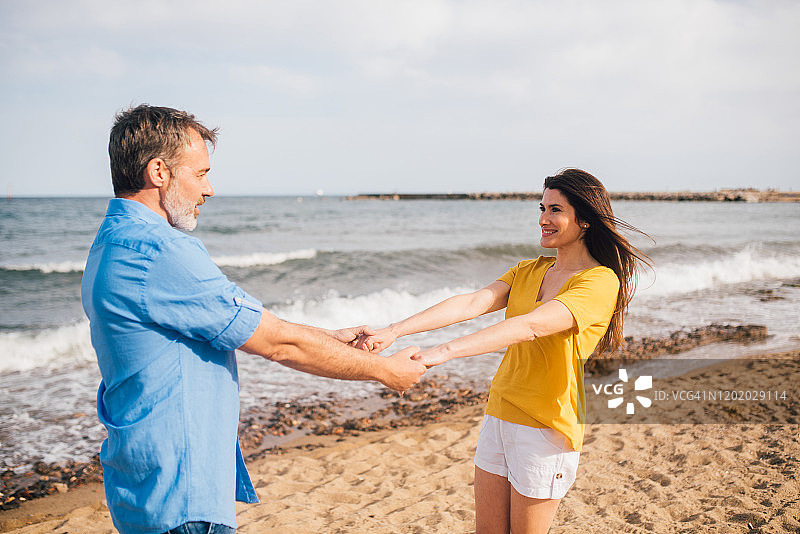 女人和她的丈夫在海滩上玩耍图片素材
