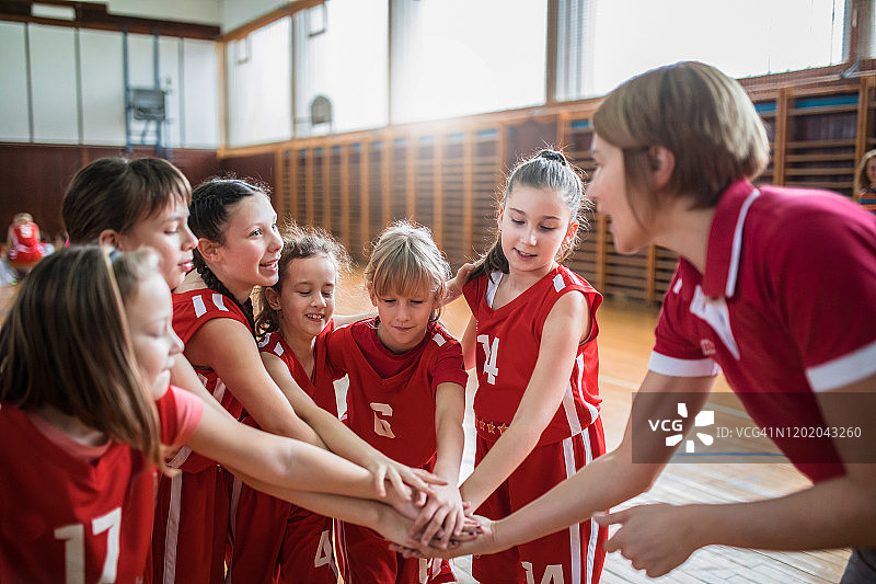 女子学校篮球队比赛图片素材
