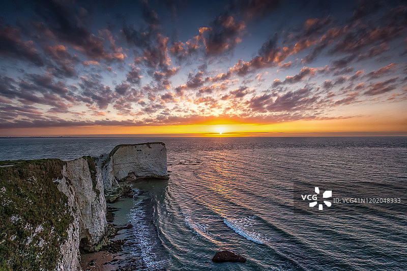 英格兰多塞特郡侏罗纪海岸的老哈里岩日落图片素材
