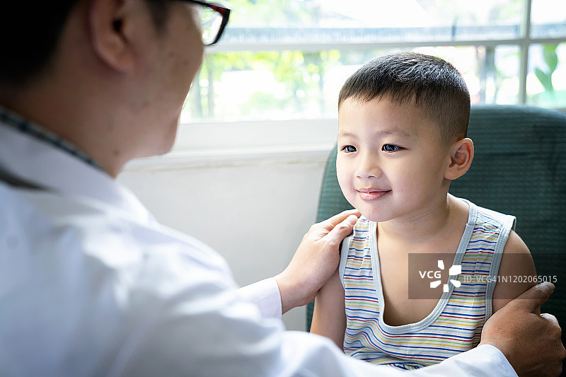 医生与儿童患者聊天图片素材