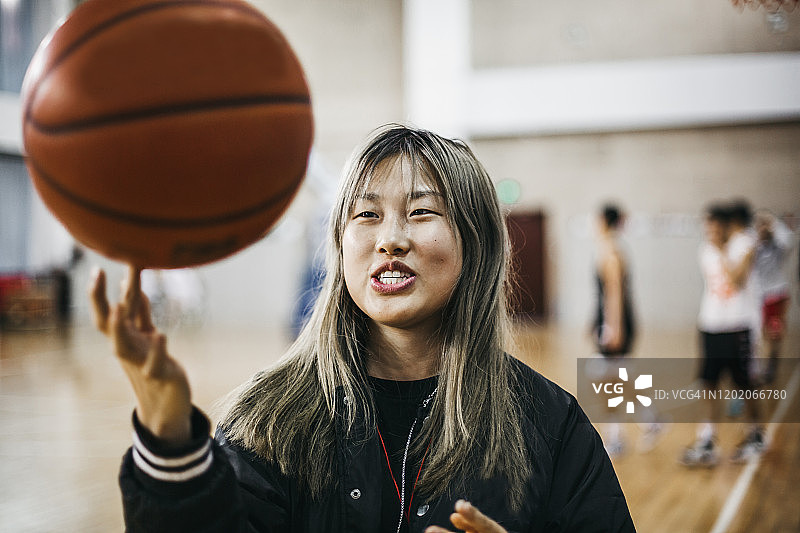 年轻的中国女子篮球运动员图片素材