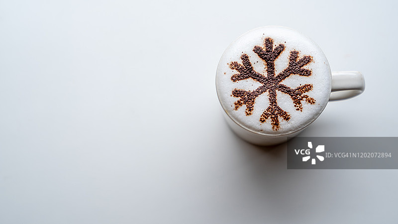 牛奶泡沫咖啡杯中的冬季图案图片素材