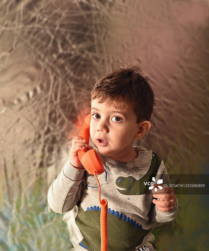 打电话聊天的小男孩图片素材