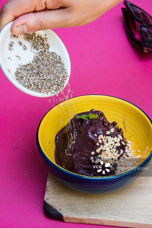 含爆米花和瓜拉纳的巴西莓碗图片素材