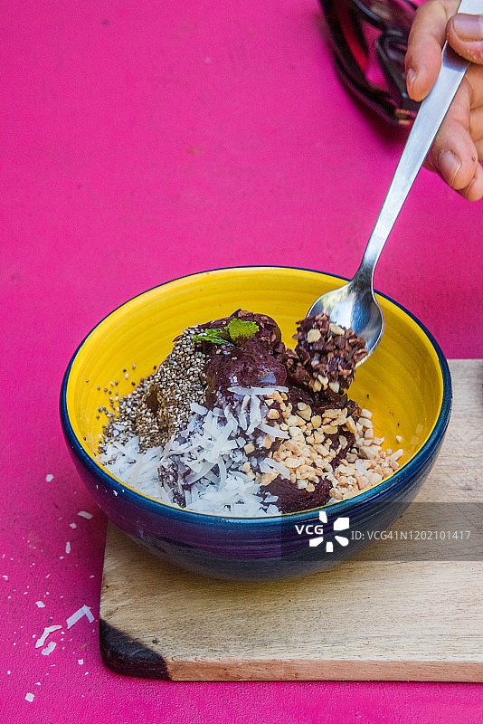 含爆米花和瓜拉纳的巴西莓碗图片素材