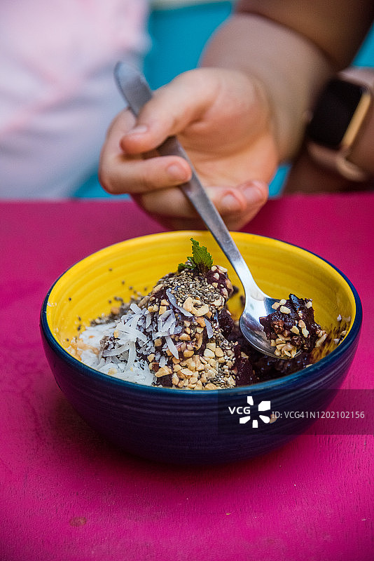 含爆米花和瓜拉纳的巴西莓碗图片素材