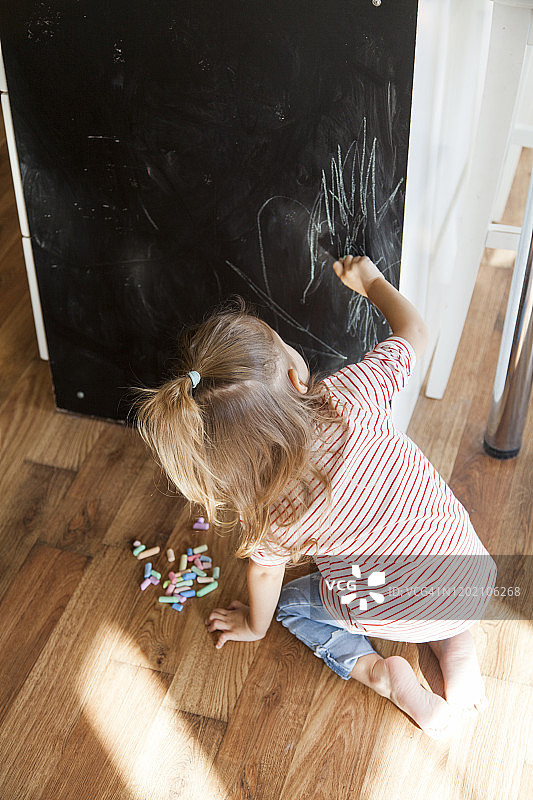 女孩用粉笔画画图片素材