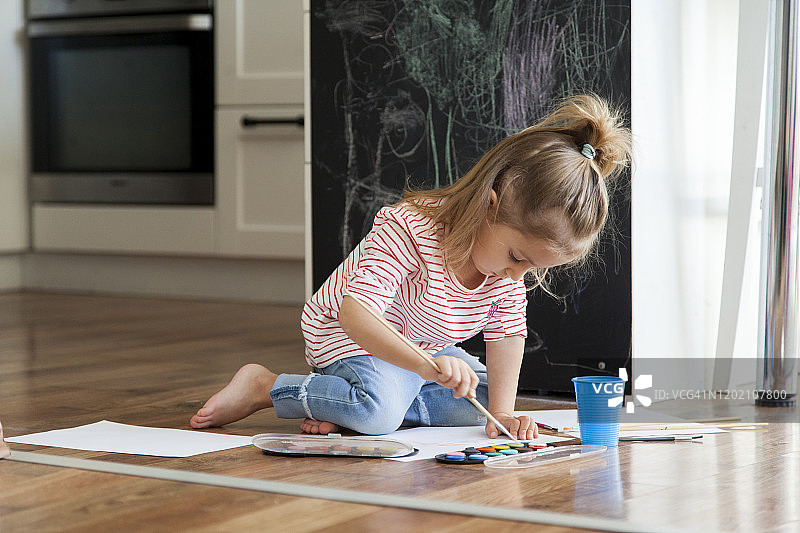 绘画的小女孩图片素材