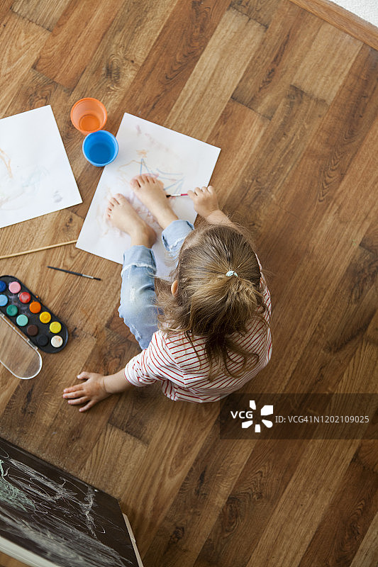 绘画的小女孩图片素材