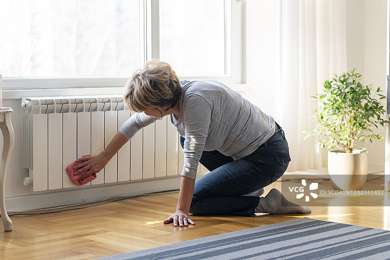 正在打扫房屋的老年妇女图片素材