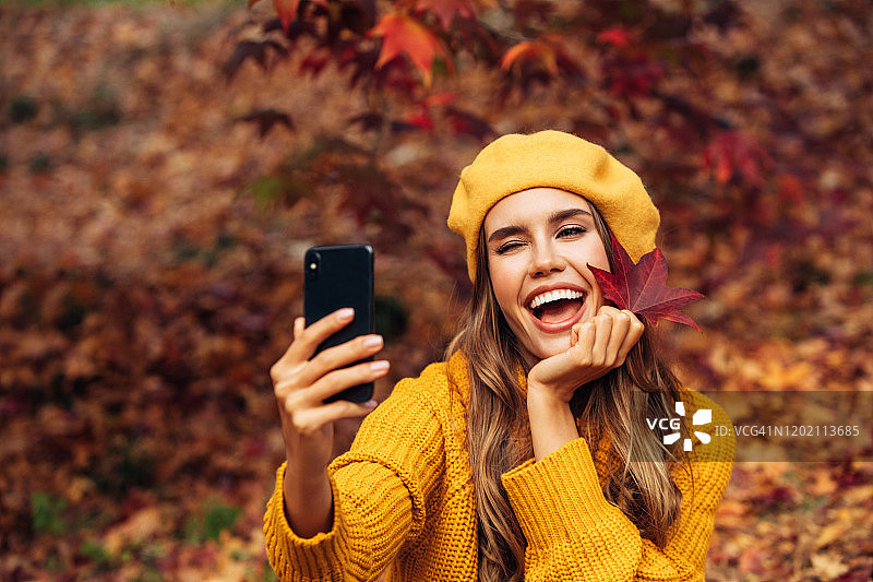 快乐的年轻女人自拍图片素材