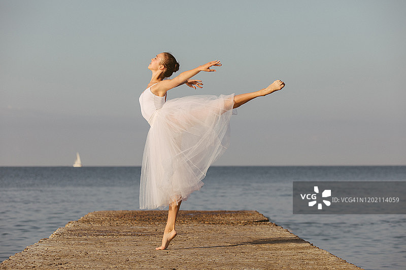 在沙滩上跳舞的少女图片素材