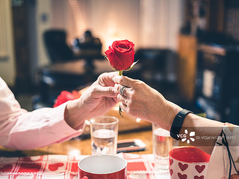 年长夫妇的情人节晚餐手部特写图片素材