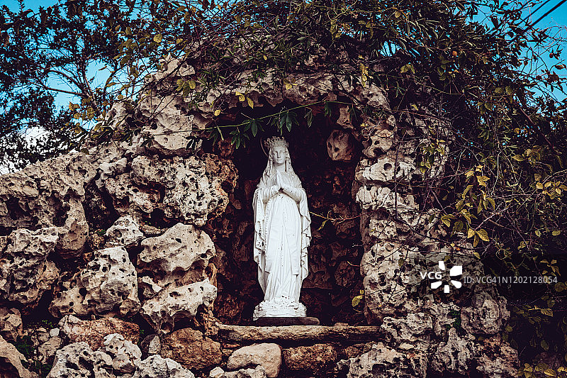 石窟中的圣母玛利亚雕像图片素材