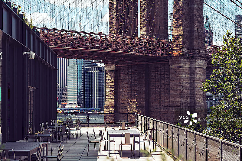 Dumbo街区的户外咖啡馆（布鲁克林大桥景观）图片素材