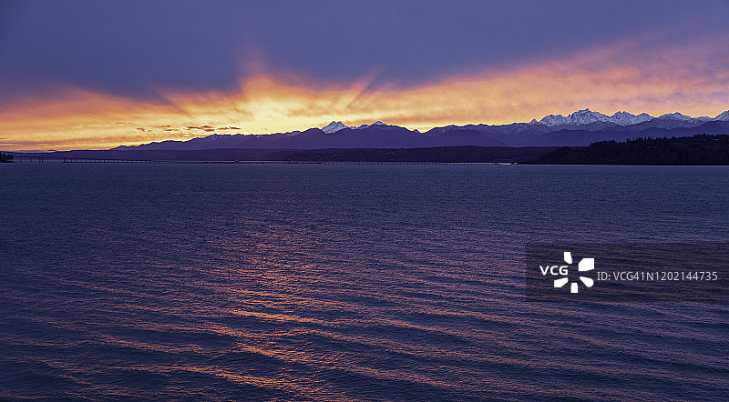 华盛顿州奥林匹克山脉的日落和云彩图片素材