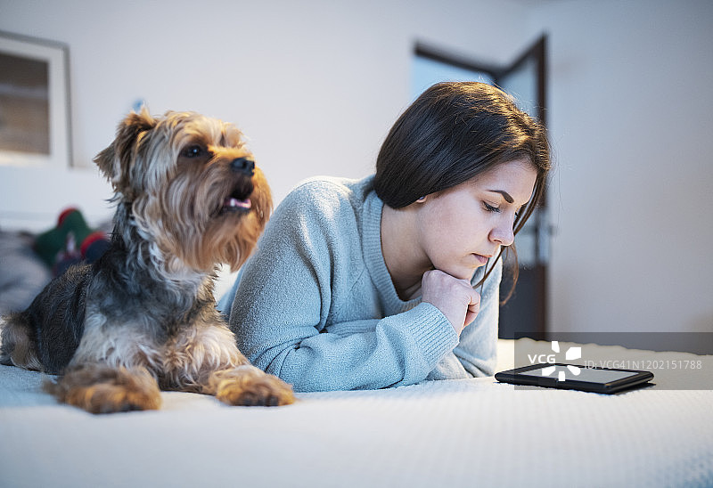 女人阅读电子书图片素材