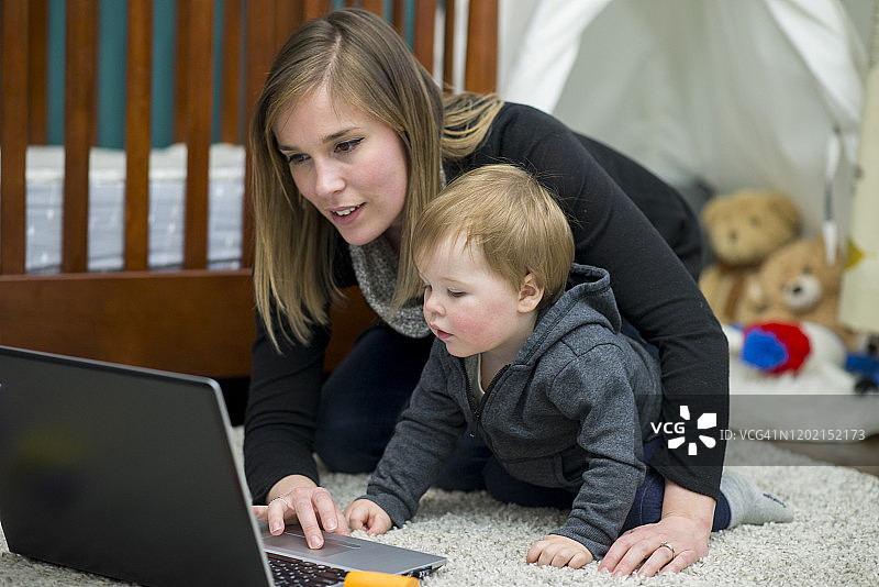 使用笔记本电脑图片素材