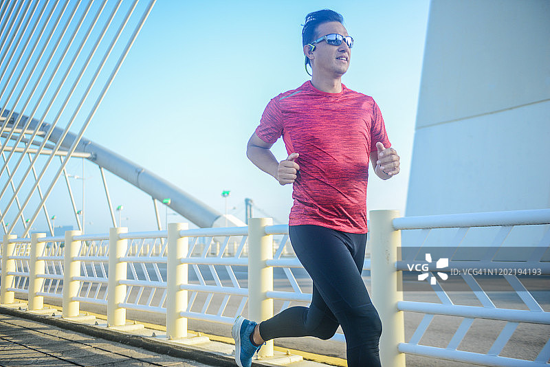 健康现代生活方式：铁人三项运动员在慢跑道上训练图片素材
