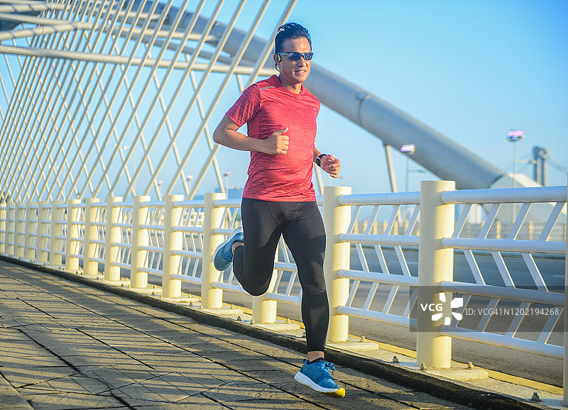 健康现代生活方式：铁人三项运动员在慢跑道上训练图片素材
