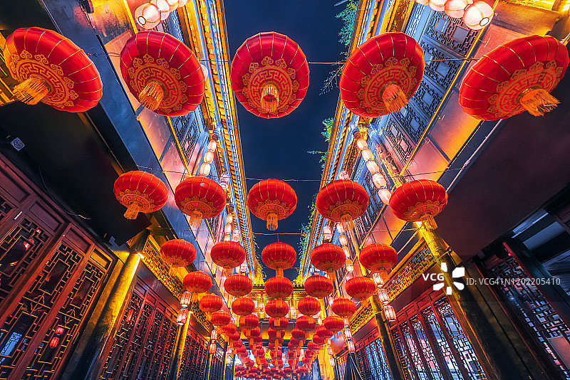 成都锦里街道悬挂的红色中式灯笼图片素材