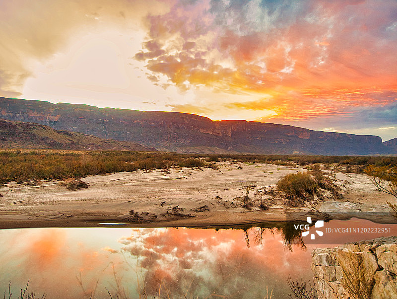 壮观的大弯日落图片素材