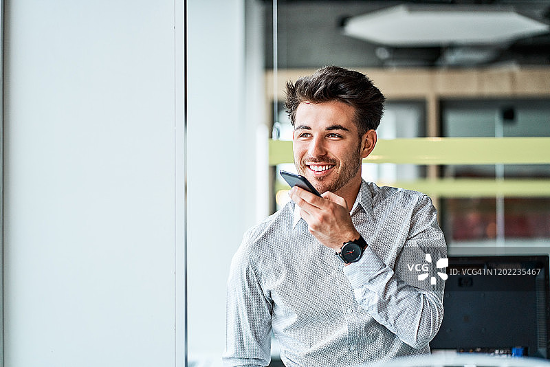 商务人士用手机扬声器通话图片素材