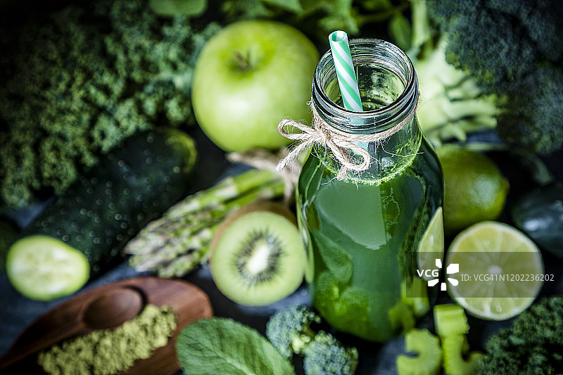 健康饮品：绿色排毒果汁图片素材
