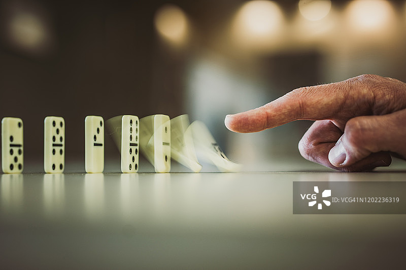 模糊的多米诺骨牌效应图片素材