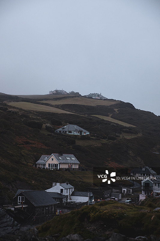 暴风雨天黄昏下的廷塔哲村庄图片素材