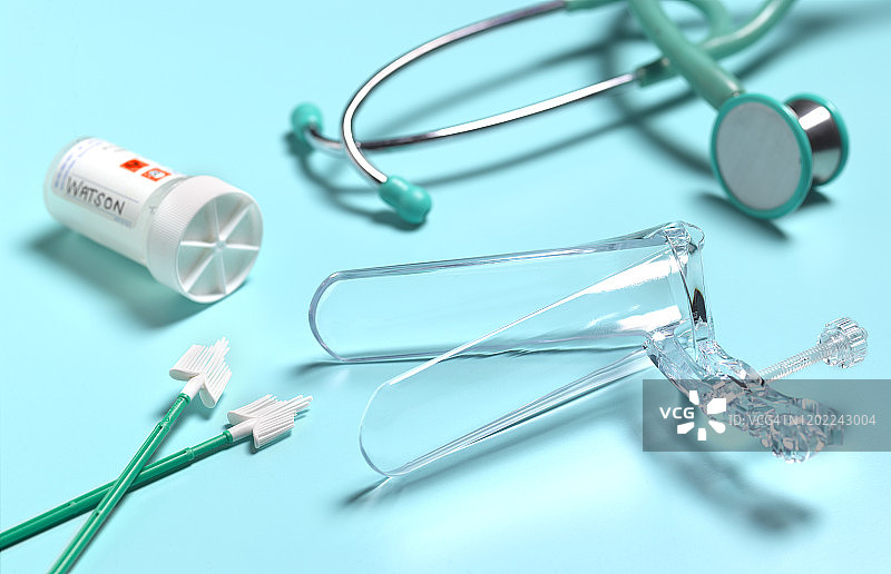 妇科医生进行巴氏涂片检查的准备图片素材