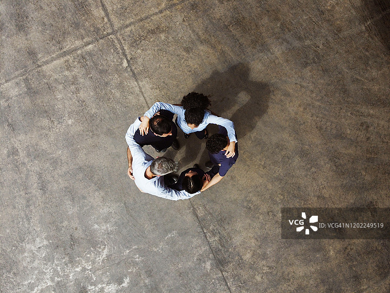 仓库内的一群工人图片素材