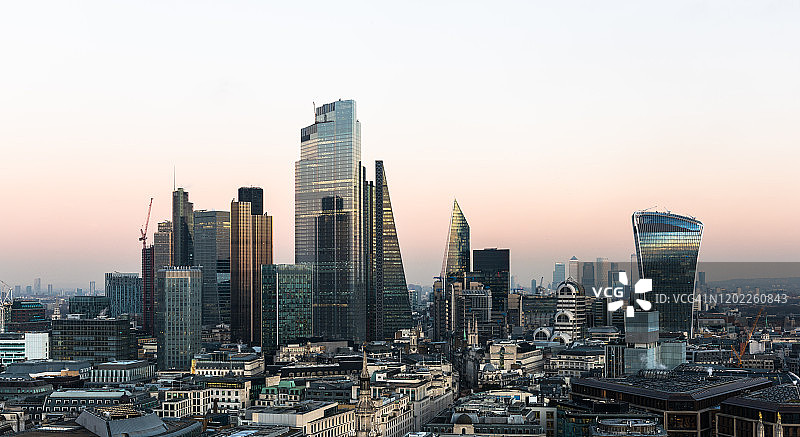 黄昏时伦敦金融区天际线的鸟瞰图图片素材