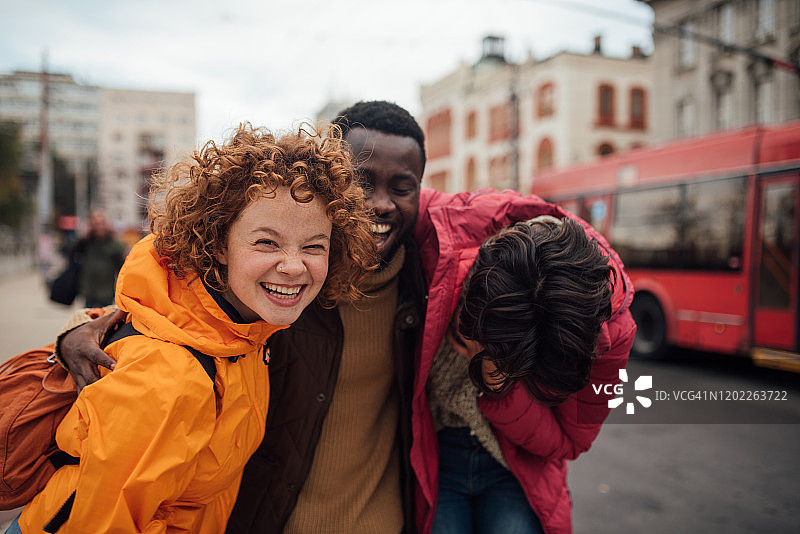三个朋友一起度假图片素材