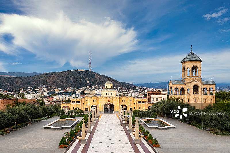 第比利斯圣三一主教座堂与城市背景图片素材