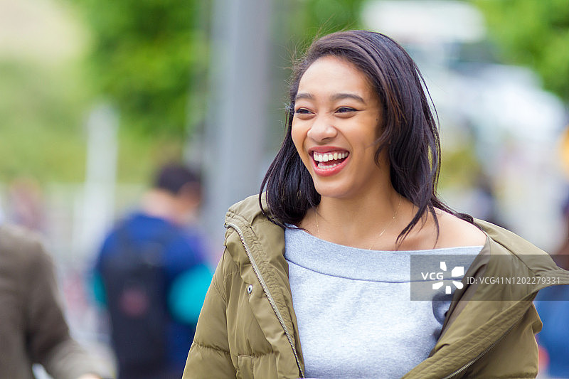 年轻女人探索东京中野区图片素材